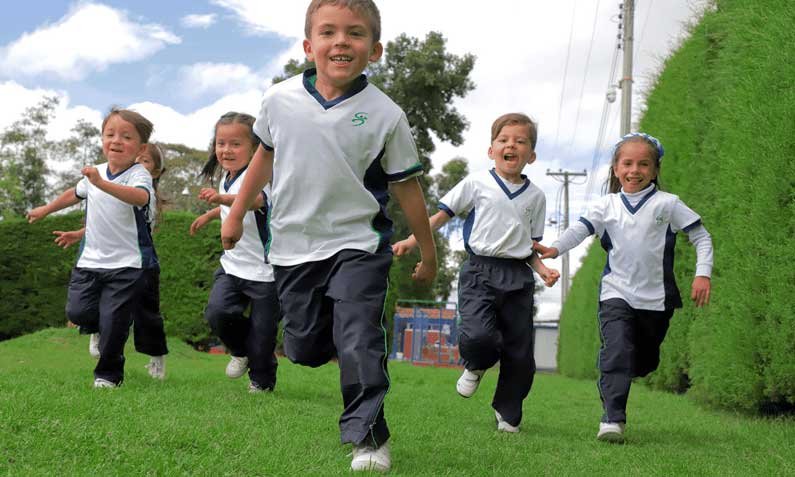 Niños-corriendo-en-Gimnasio-los-Andes